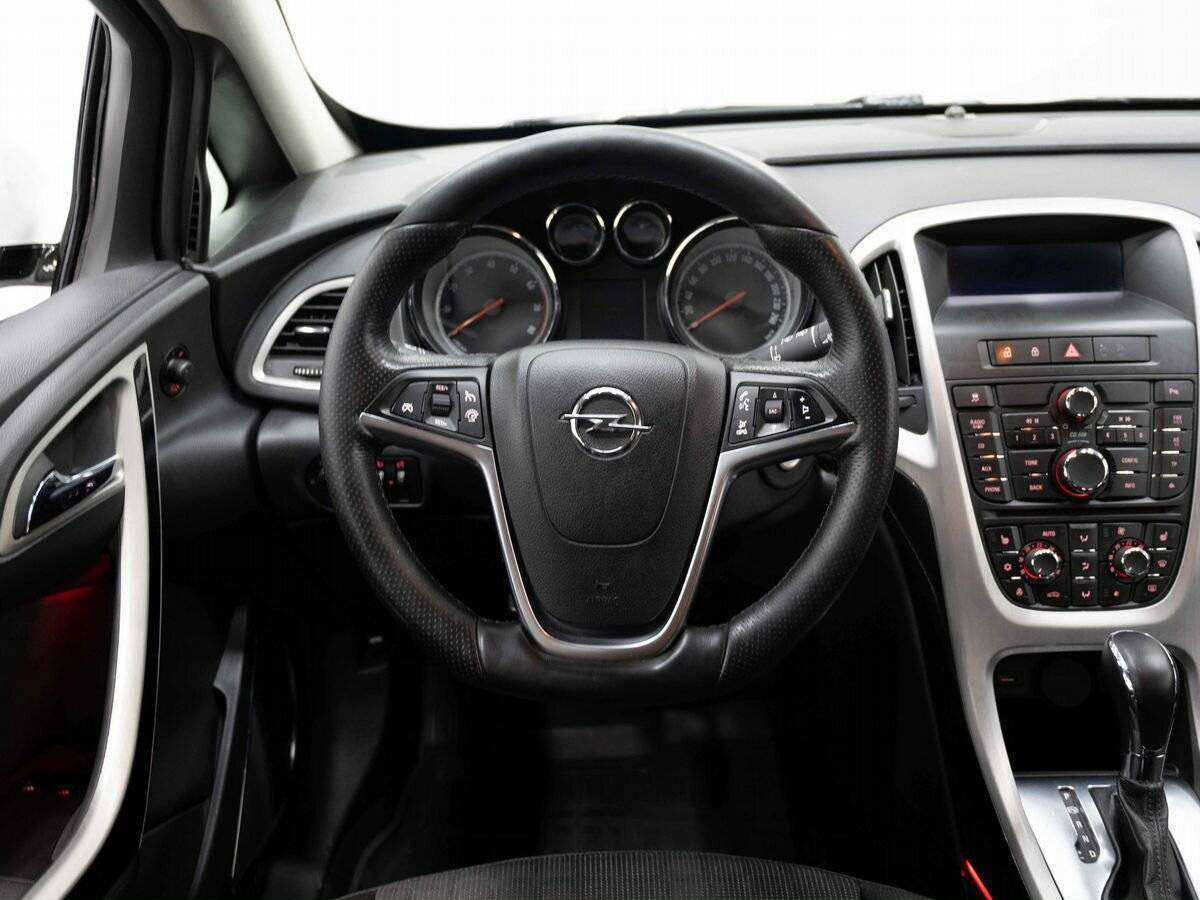 Opel Astra с пробегом — 2012 год. Фото: #12