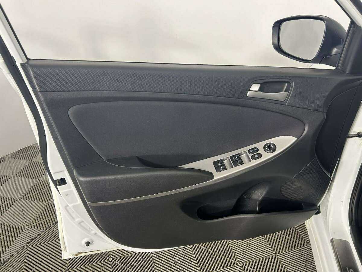 Hyundai Solaris с пробегом — 2015 год. Фото: #7