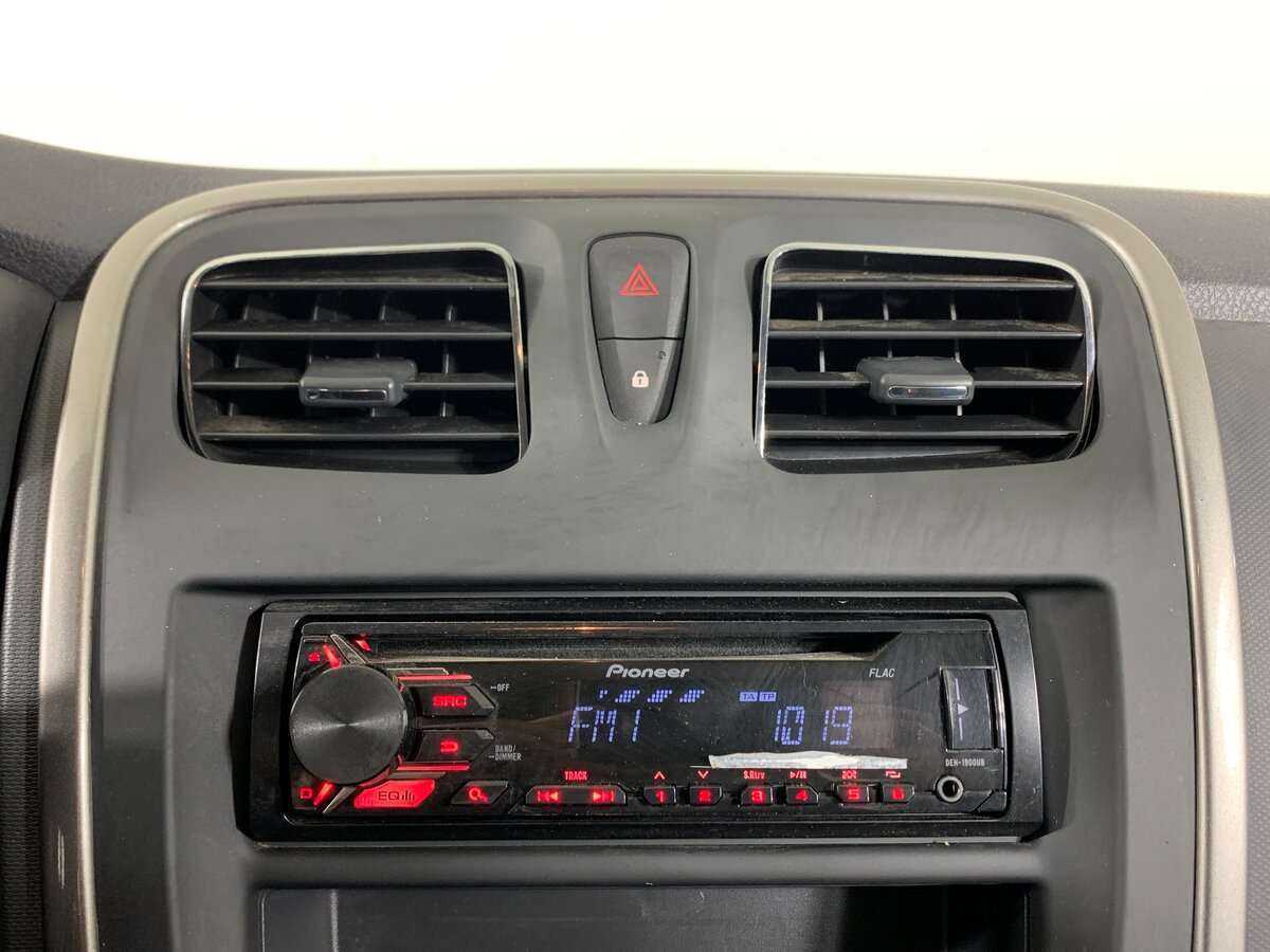 Renault Sandero с пробегом — 2017 год. Фото: #12