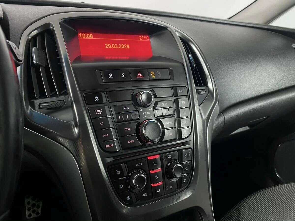 Opel Astra с пробегом — 2012 год. Фото: #13