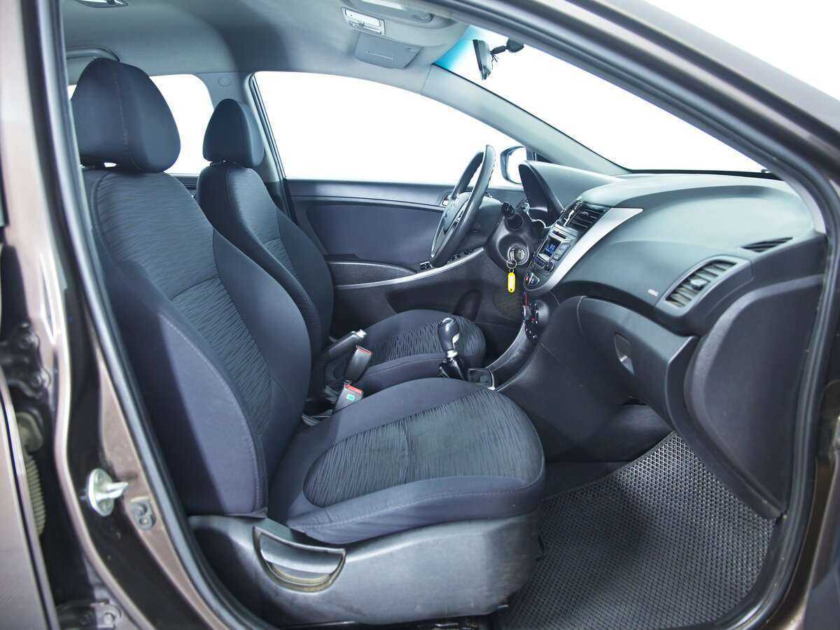 Hyundai Solaris с пробегом — 2015 год. Фото: #9