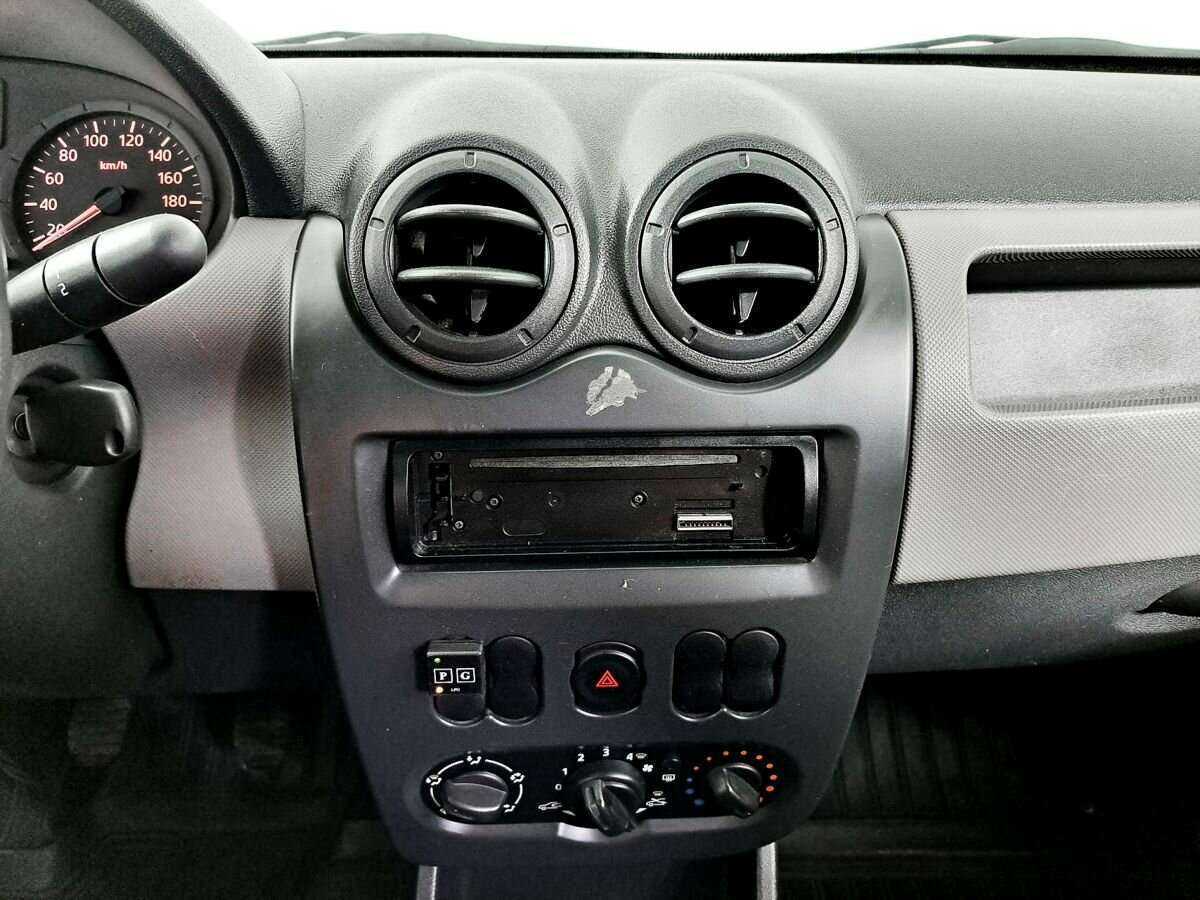 Renault Logan с пробегом — 2012 год. Фото: #9