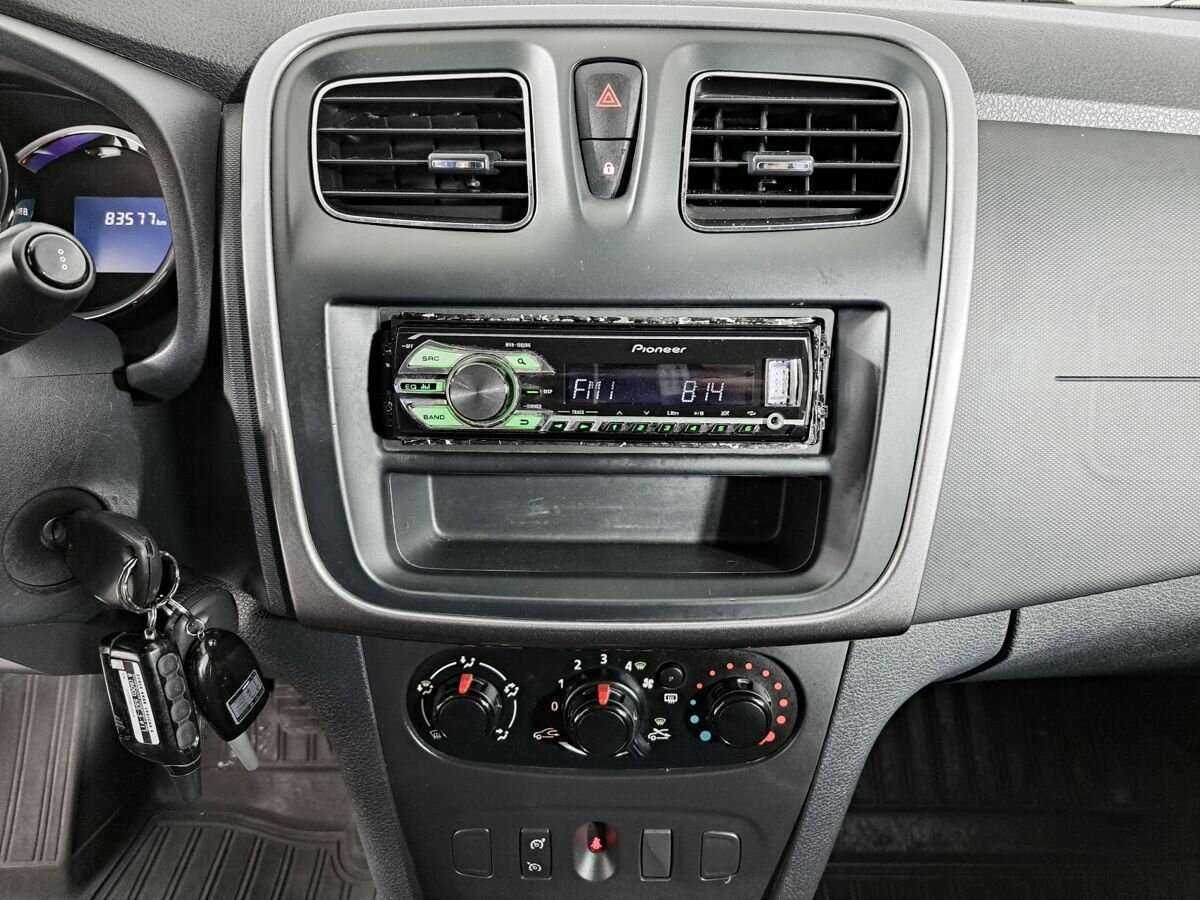 Renault Sandero с пробегом — 2015 год. Фото: #12