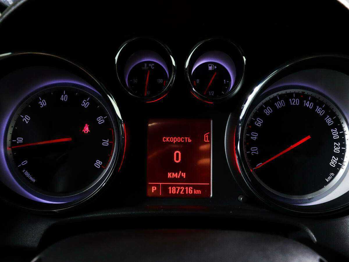 Opel Astra с пробегом — 2013 год. Фото: #10