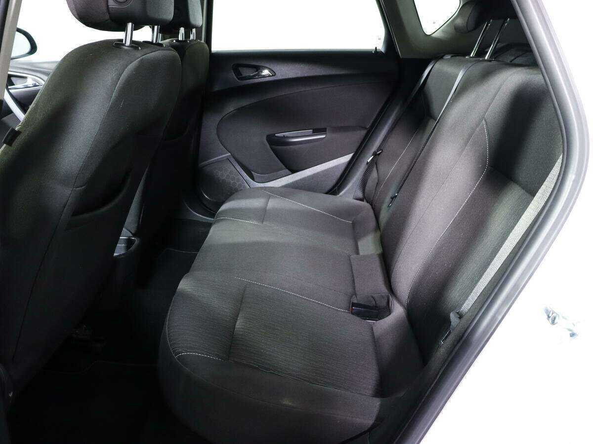 Opel Astra с пробегом — 2012 год. Фото: #8