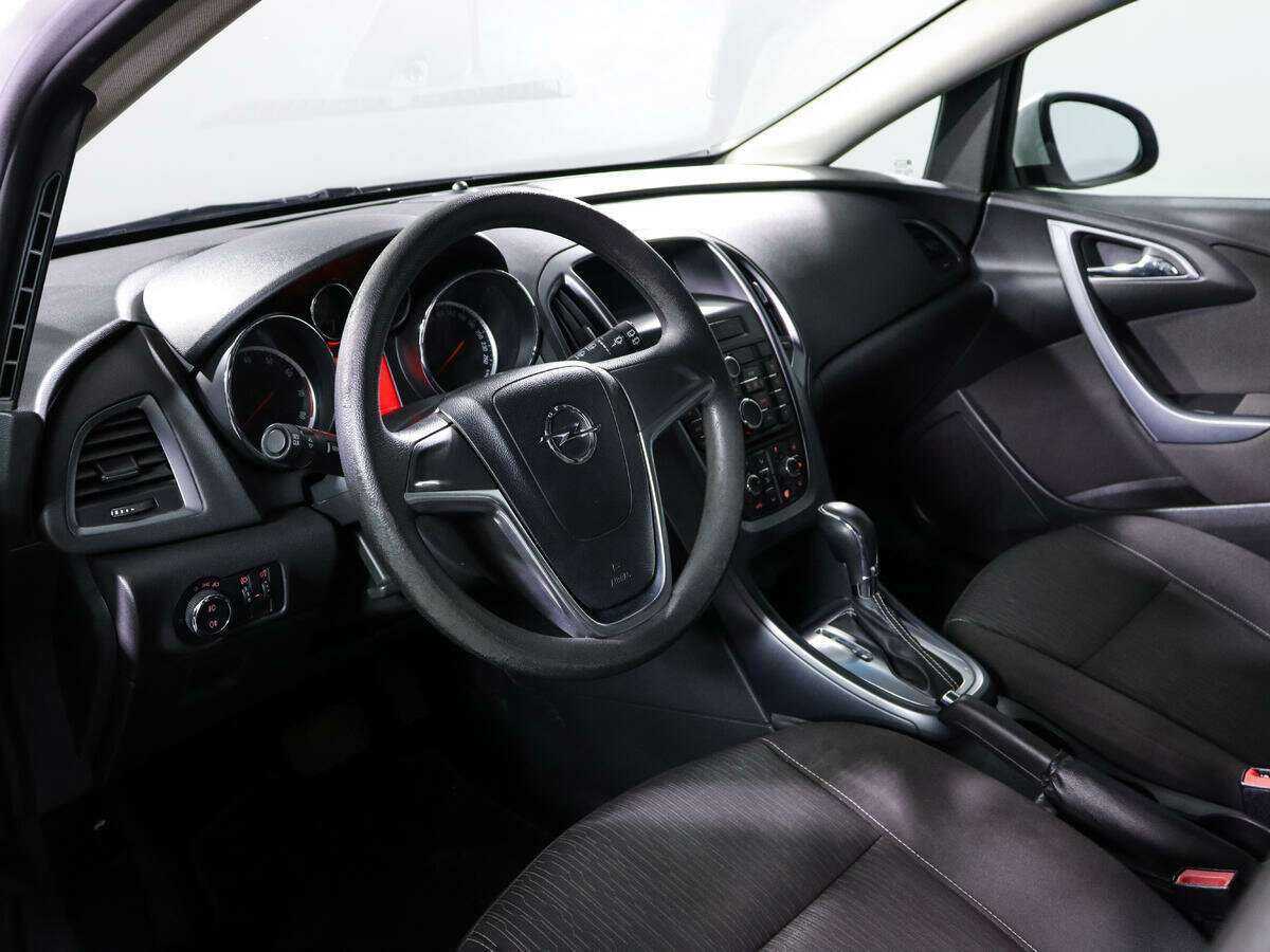 Opel Astra с пробегом — 2012 год. Фото: #12