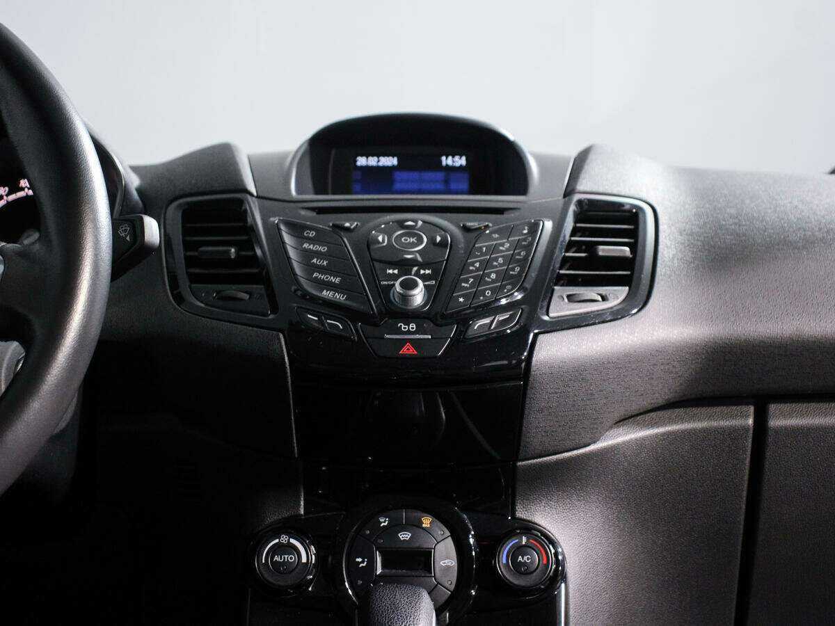 Ford Fiesta с пробегом — 2015 год. Фото: #12