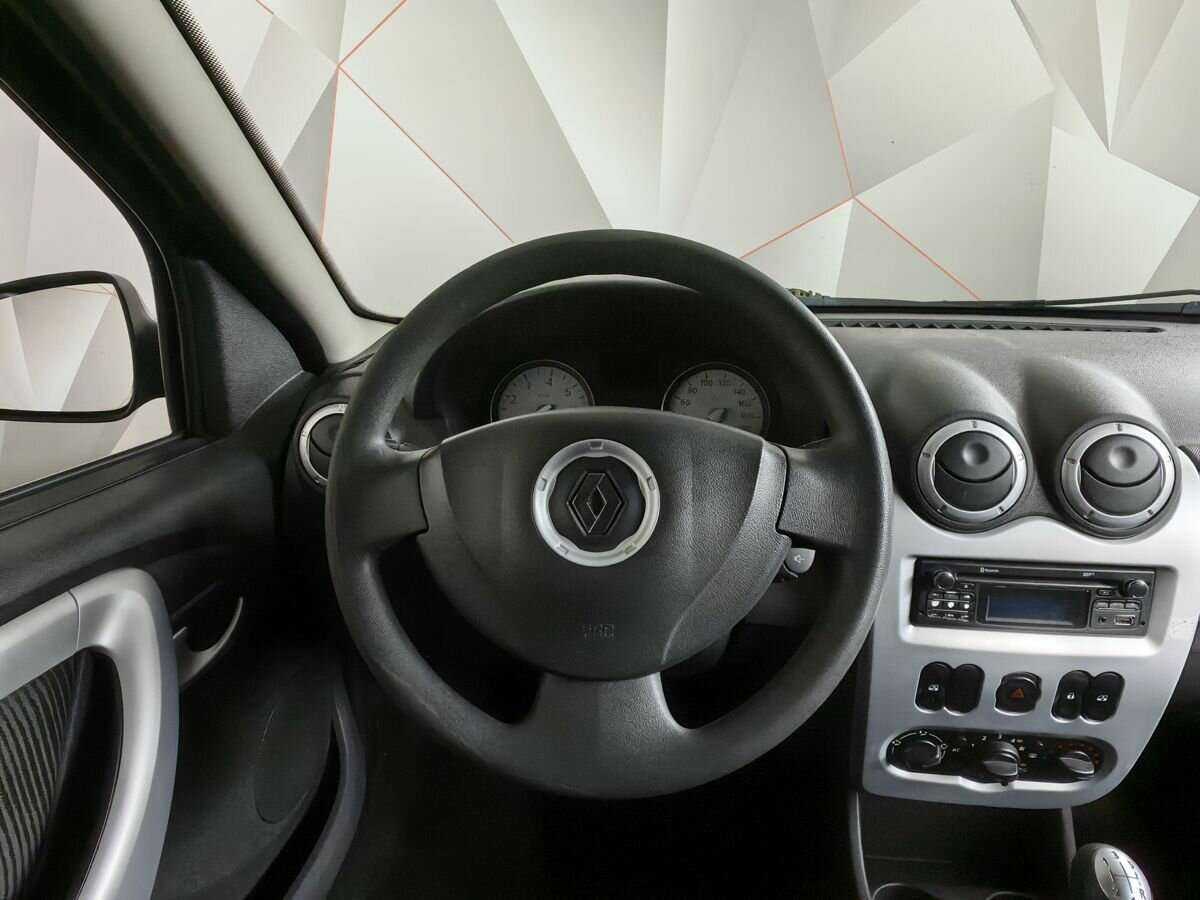 Renault Sandero с пробегом — 2013 год. Фото: #11