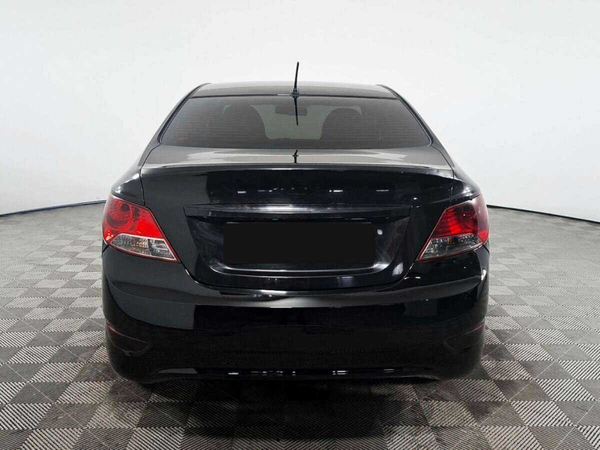 Hyundai Solaris с пробегом — 2012 год. Фото: #4