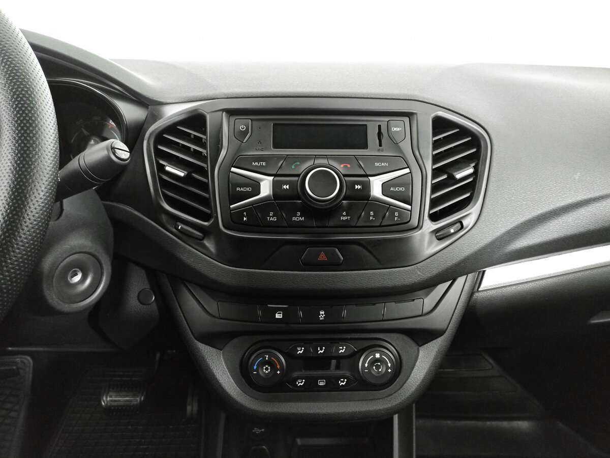 Lada (ВАЗ) Vesta с пробегом — 2015 год. Фото: #10