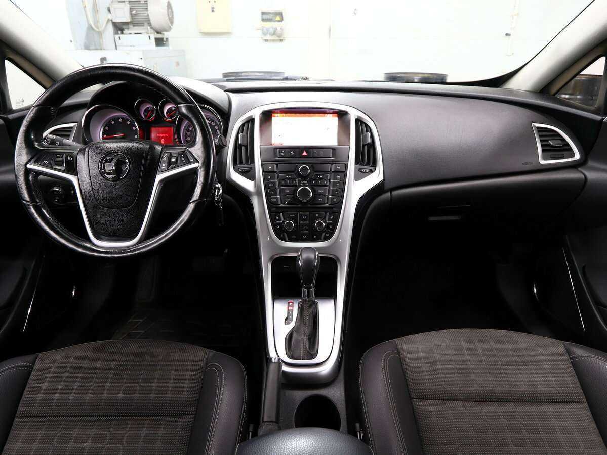 Opel Astra с пробегом — 2014 год. Фото: #10