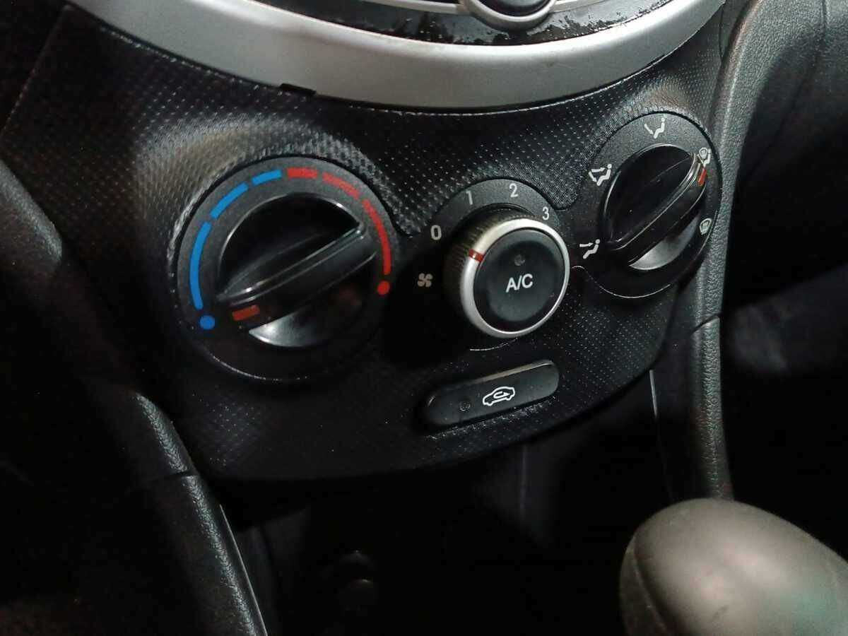 Hyundai Solaris с пробегом — 2012 год. Фото: #13