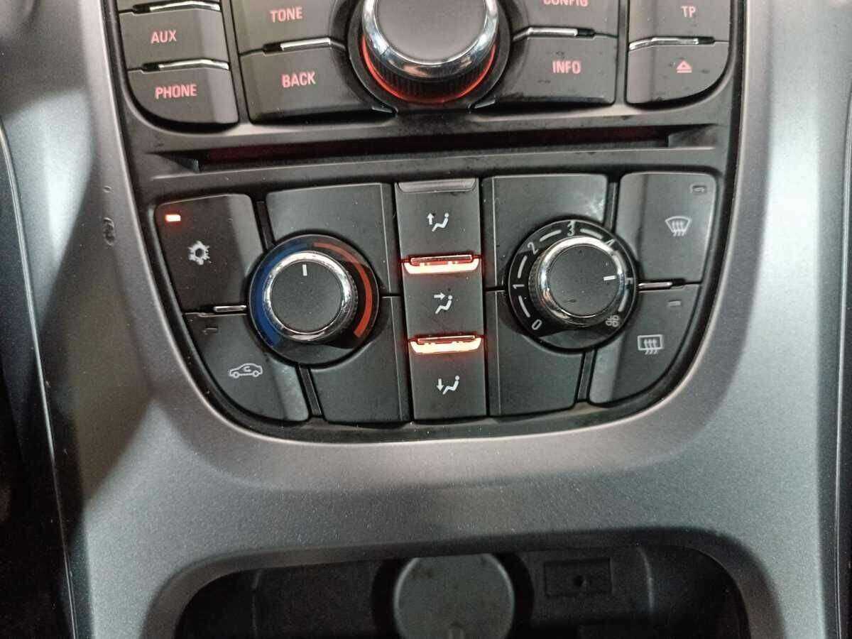 Opel Astra с пробегом — 2012 год. Фото: #13