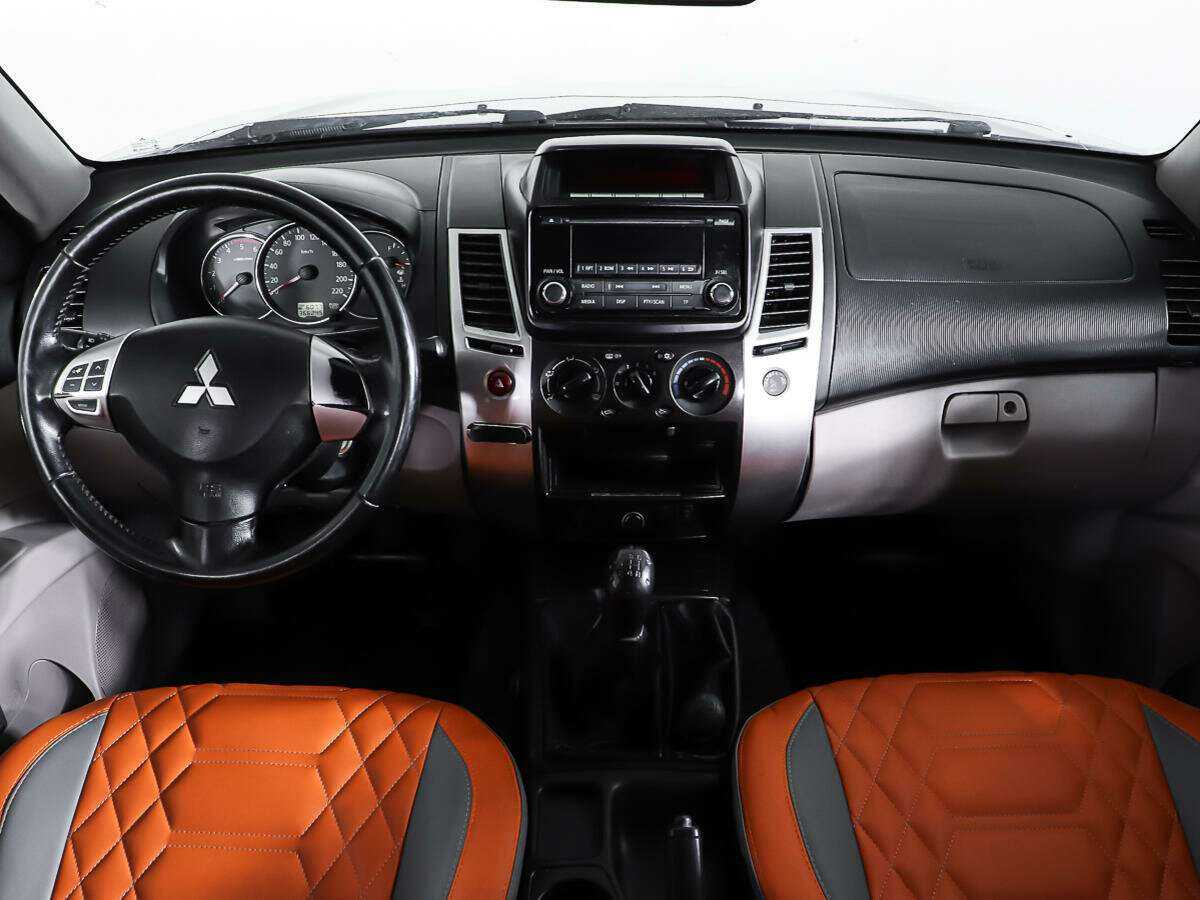 Mitsubishi Pajero Sport с пробегом — 2014 год. Фото: #12