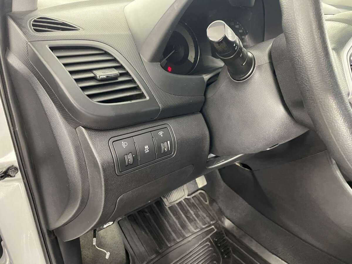 Hyundai Solaris с пробегом — 2012 год. Фото: #8