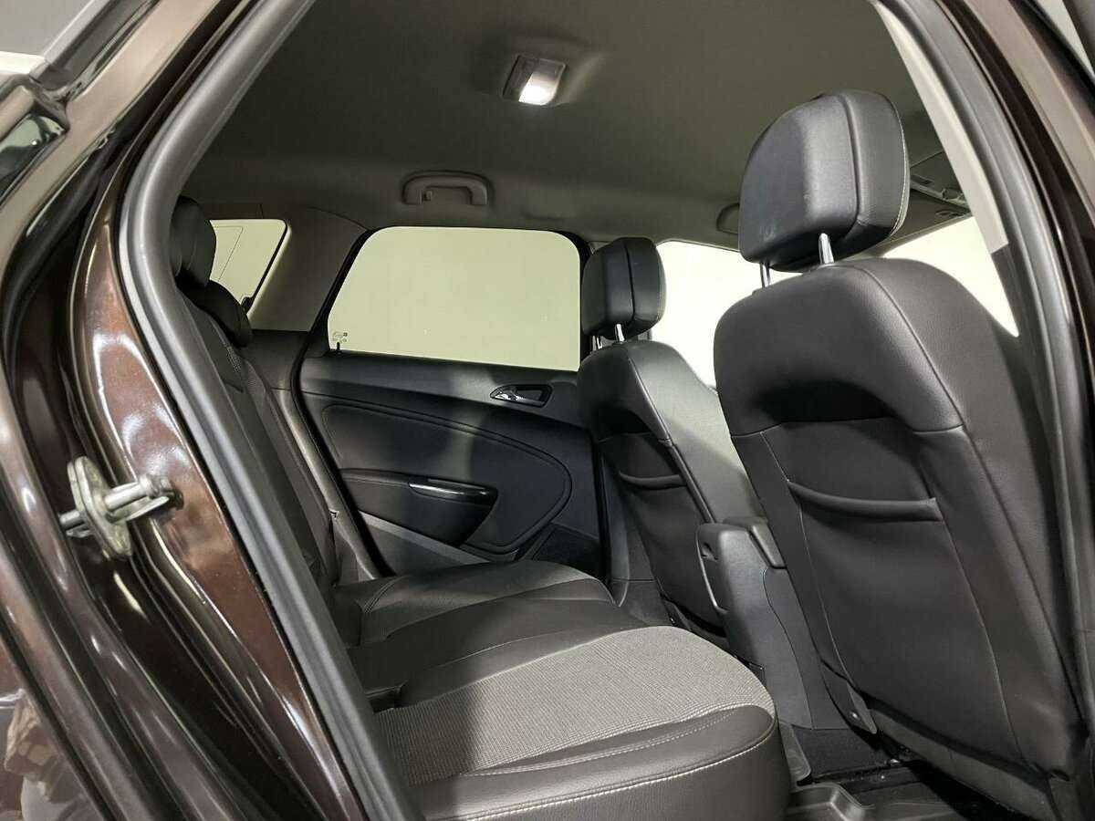 Opel Astra с пробегом — 2012 год. Фото: #15