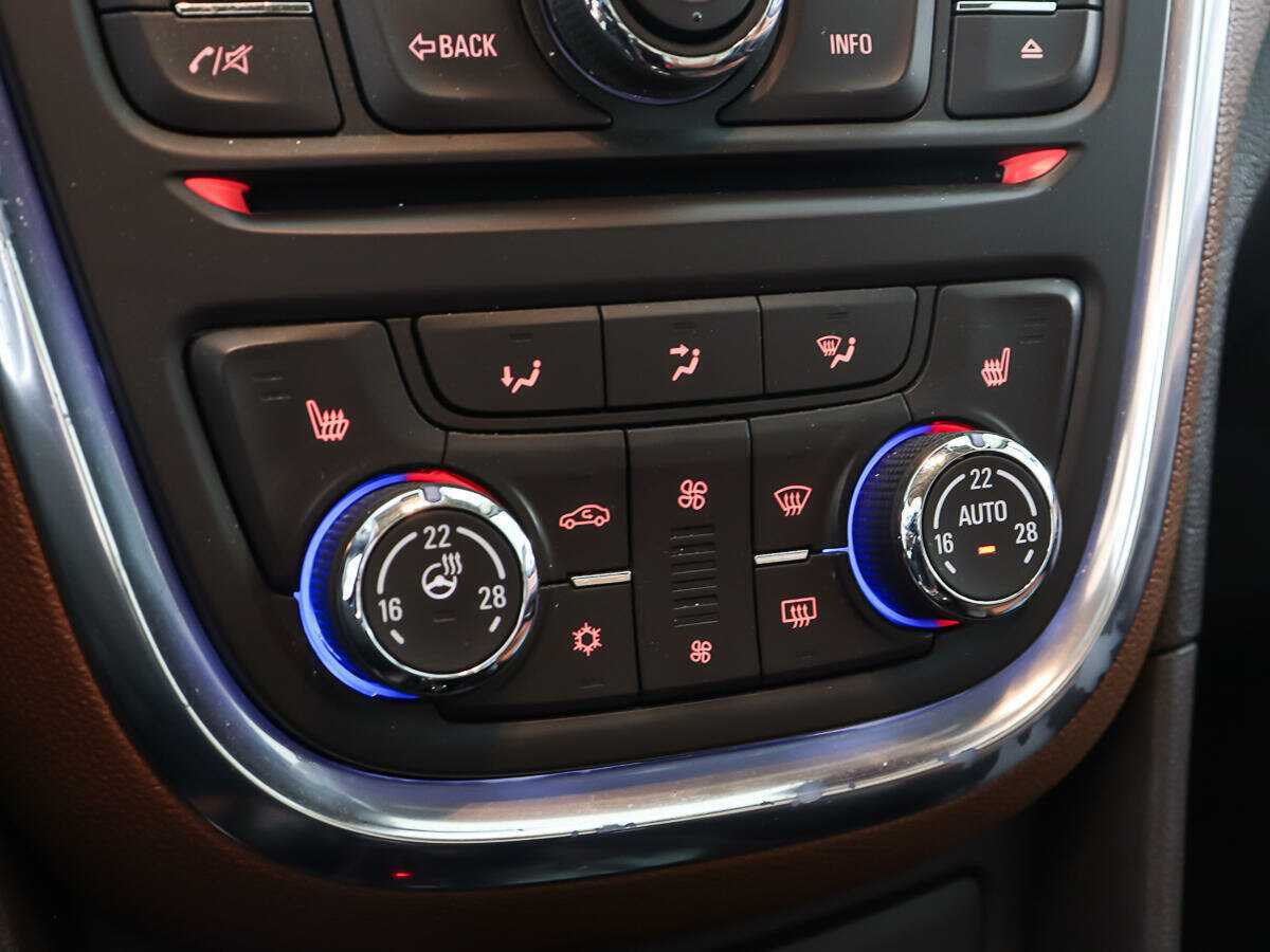 Opel Mokka с пробегом — 2012 год. Фото: #17