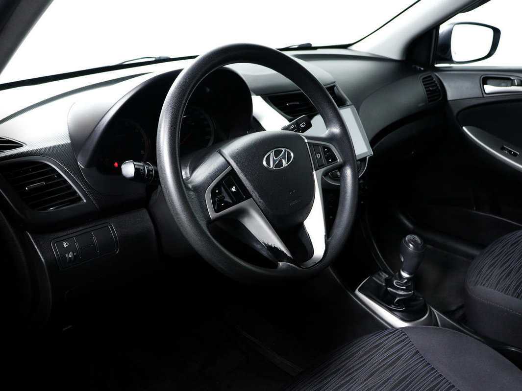 Hyundai Solaris с пробегом — 2015 год. Фото: #12