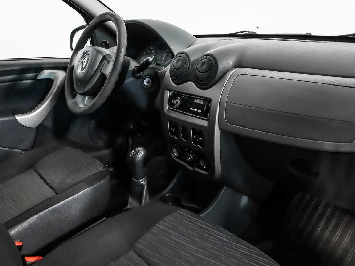 Renault Sandero с пробегом — 2013 год. Фото: #10