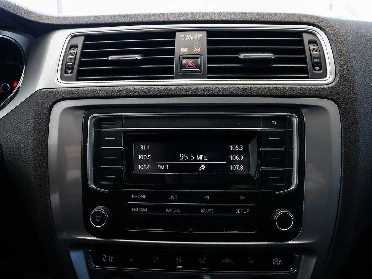 Volkswagen Jetta с пробегом — 2017 год. Фото: #12