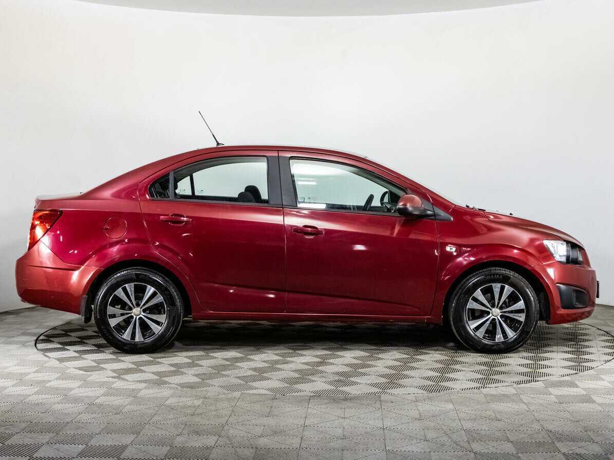 Chevrolet Aveo с пробегом — 2015 год. Фото: #3