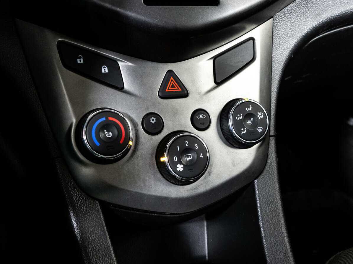 Chevrolet Aveo с пробегом — 2015 год. Фото: #12