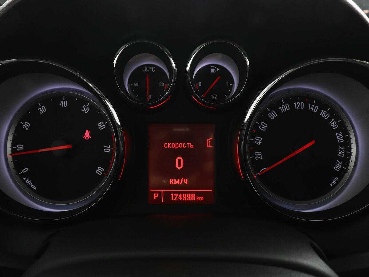 Opel Astra с пробегом — 2013 год. Фото: #10