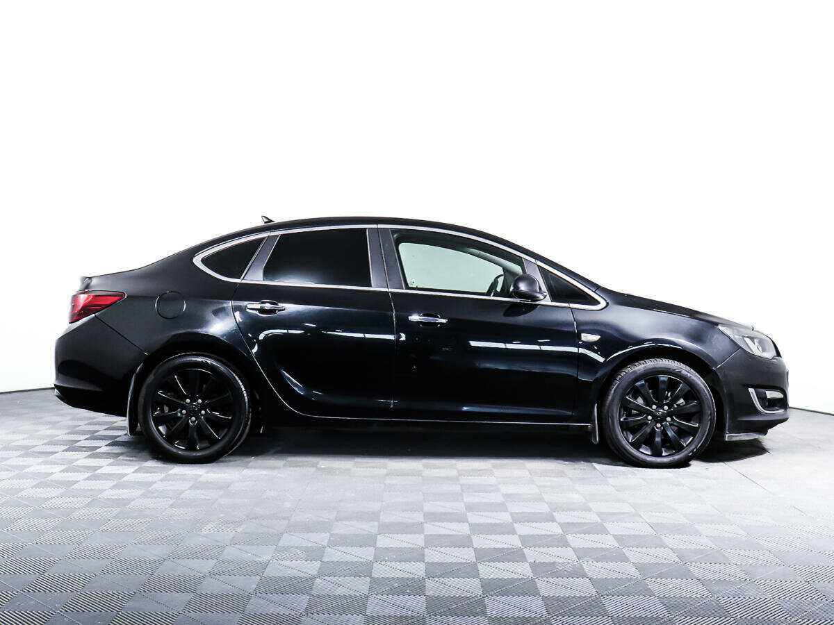 Opel Astra с пробегом — 2013 год. Фото: #2