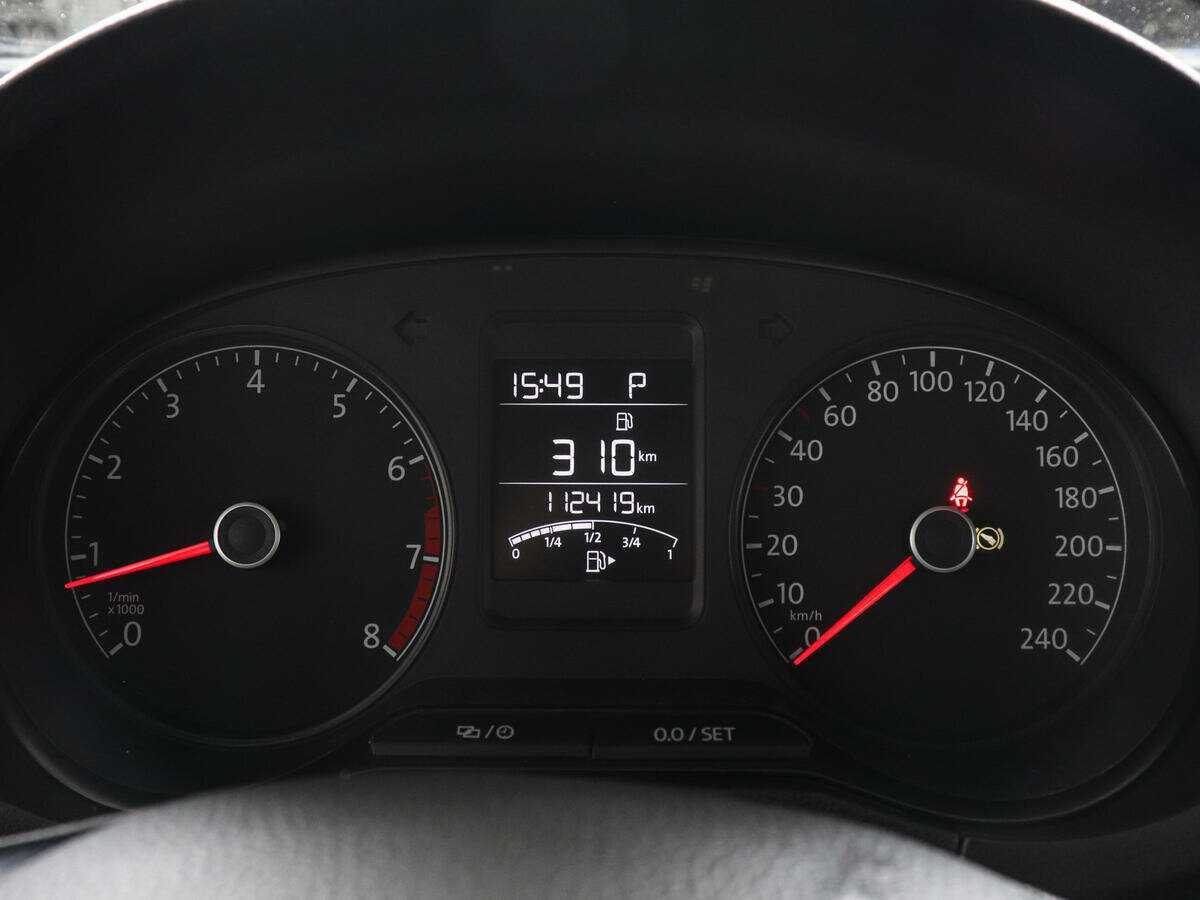 Volkswagen Polo с пробегом — 2015 год. Фото: #6