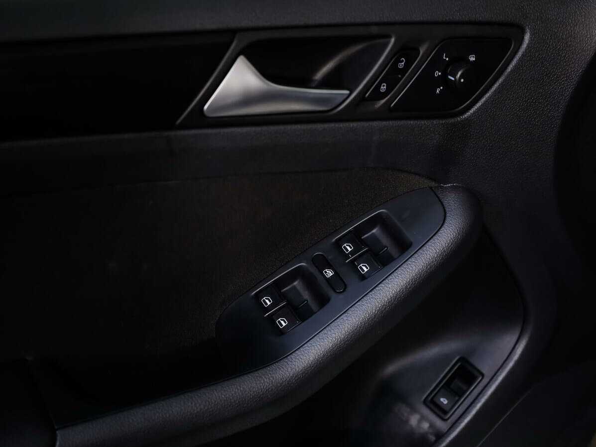 Volkswagen Jetta с пробегом — 2012 год. Фото: #13