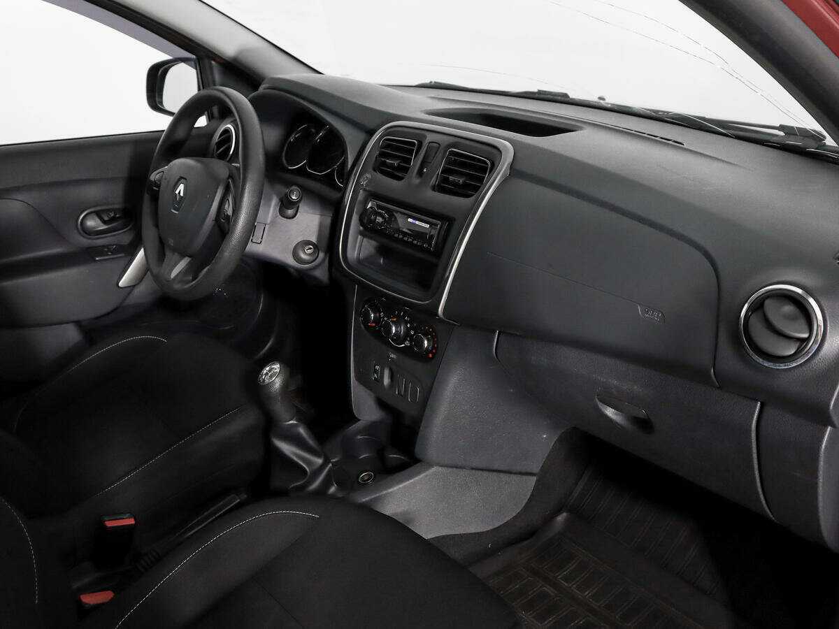 Renault Sandero с пробегом — 2015 год. Фото: #10
