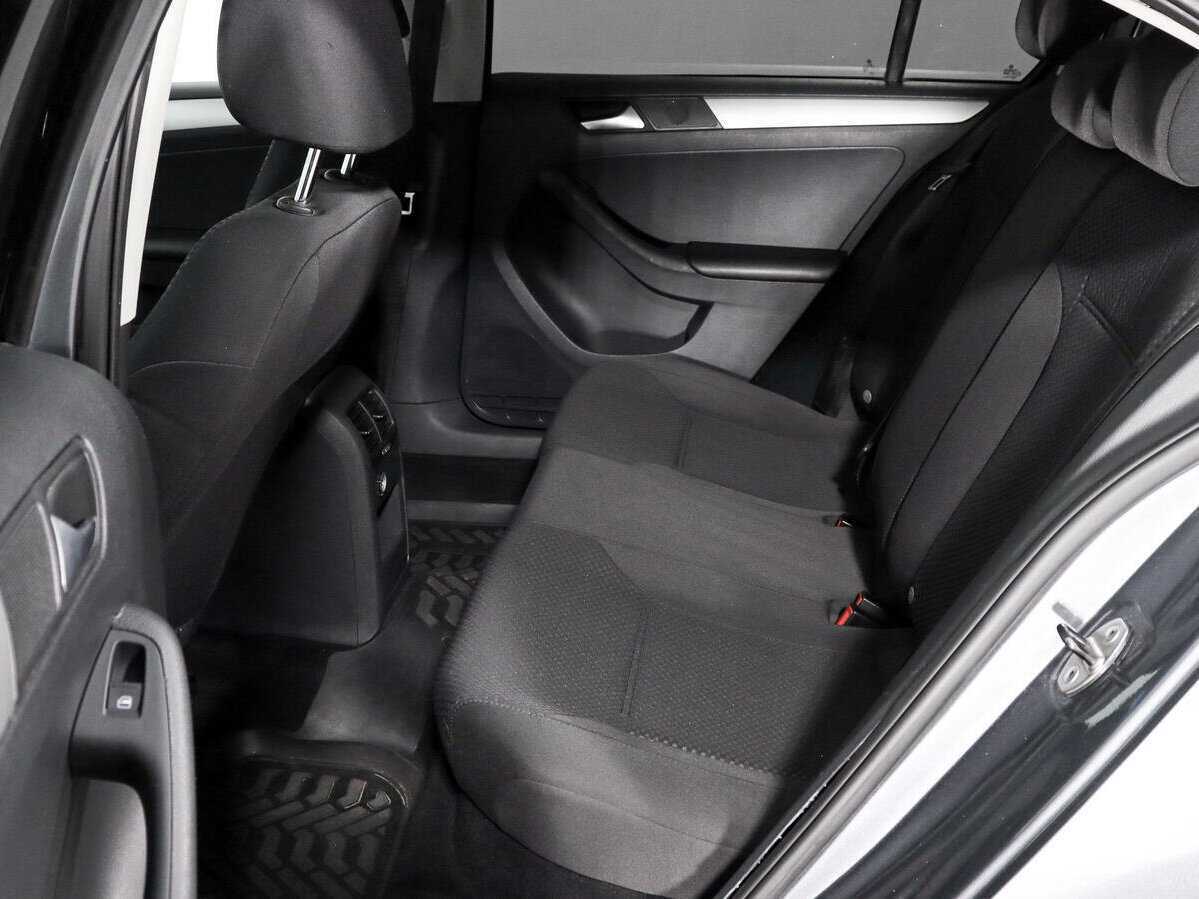 Volkswagen Jetta с пробегом — 2012 год. Фото: #9