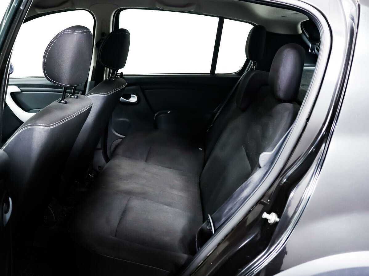 Renault Sandero с пробегом — 2013 год. Фото: #11