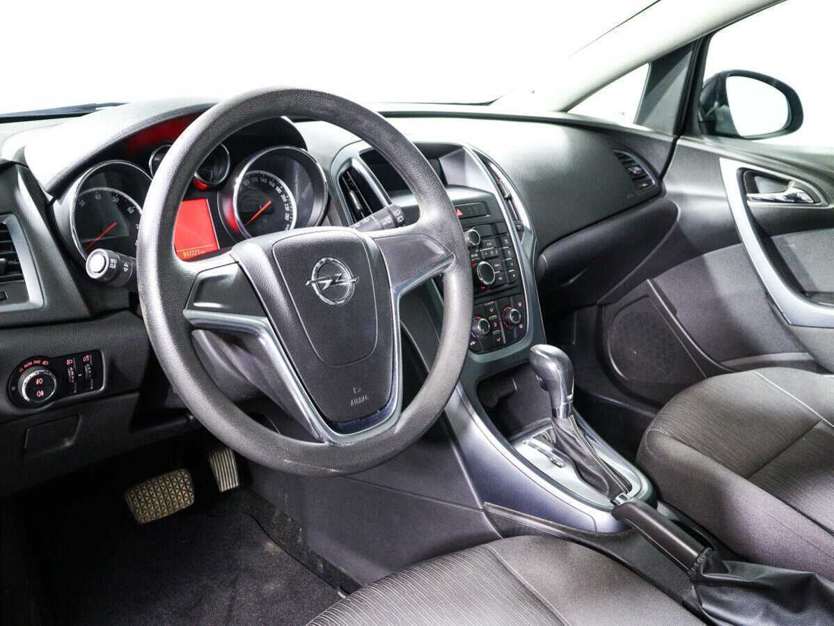 Opel Astra с пробегом — 2012 год. Фото: #13