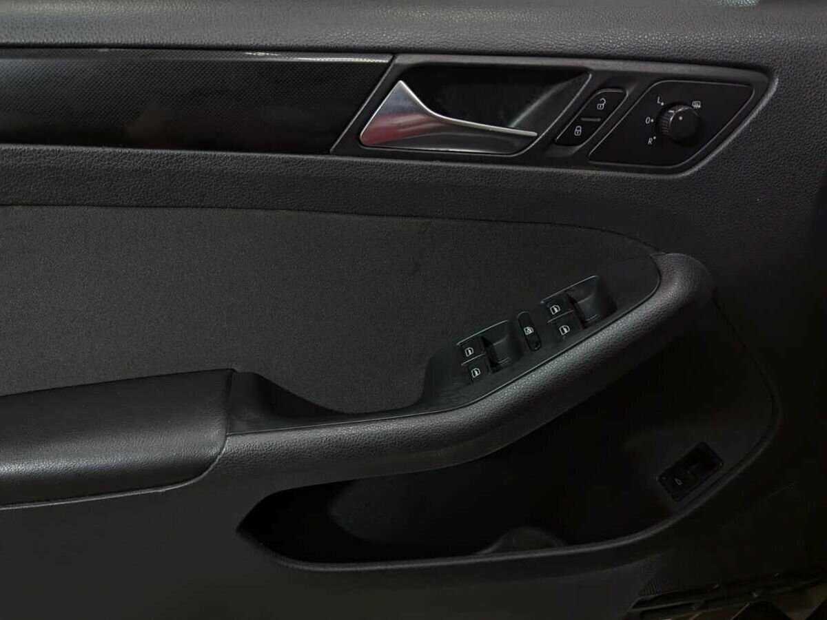 Volkswagen Jetta с пробегом — 2012 год. Фото: #12