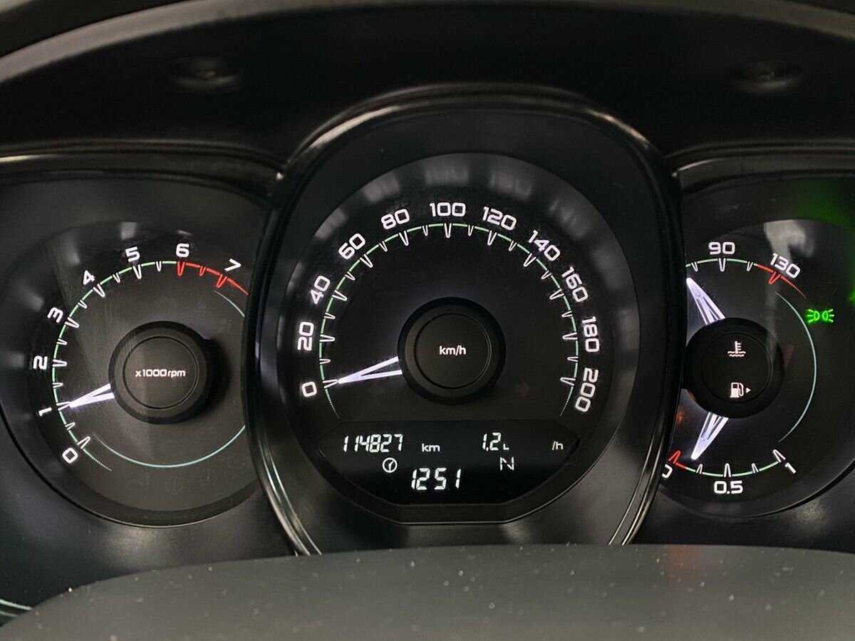 Lada (ВАЗ) Vesta с пробегом — 2016 год. Фото: #11