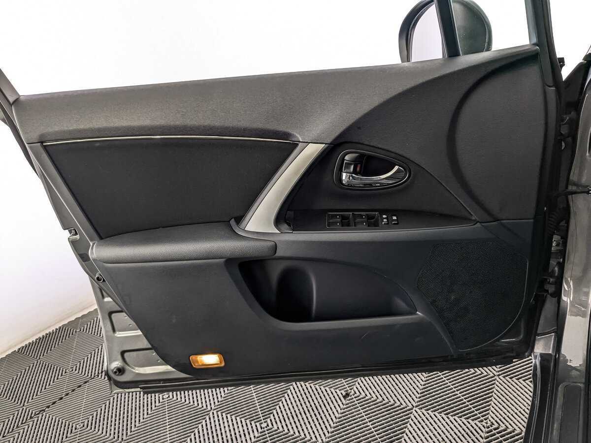 Toyota Avensis с пробегом — 2012 год. Фото: #14