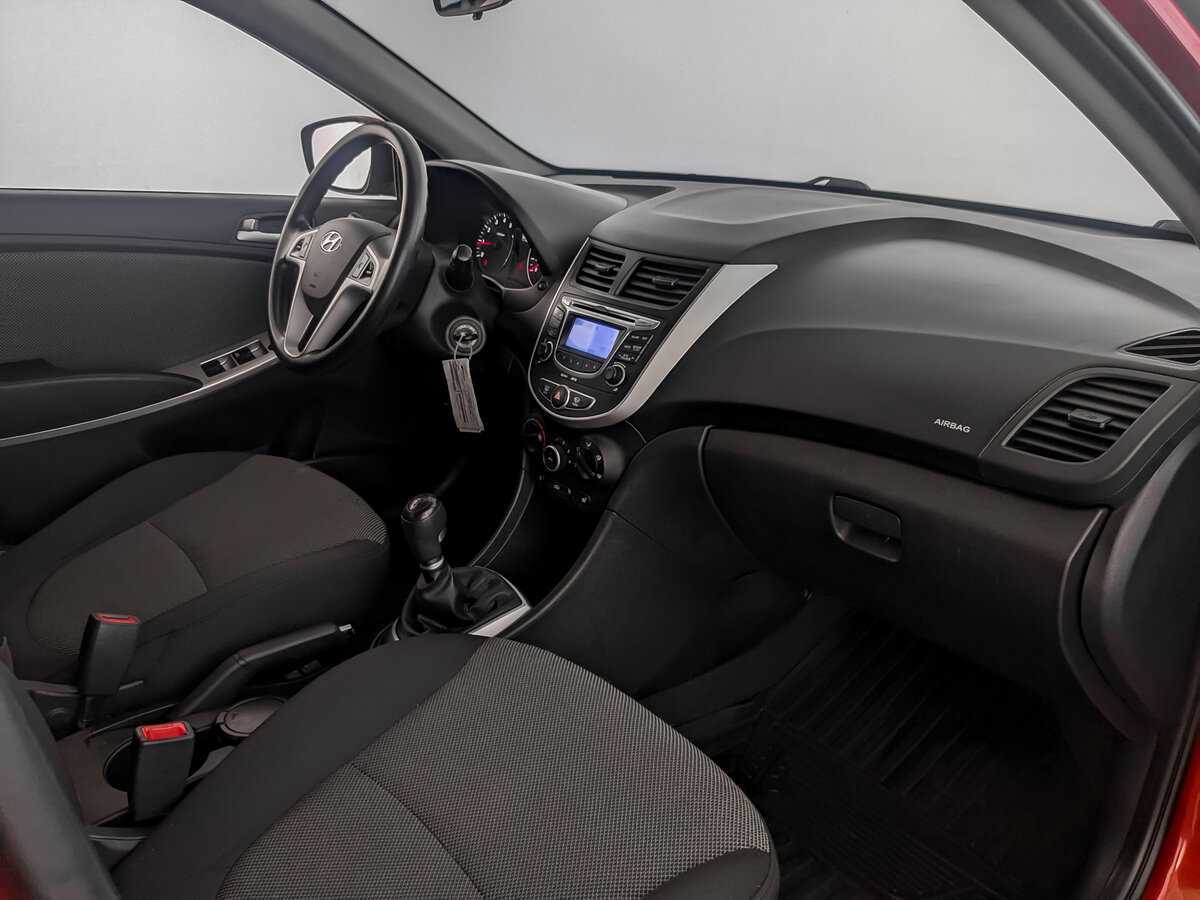 Hyundai Solaris с пробегом — 2012 год. Фото: #8