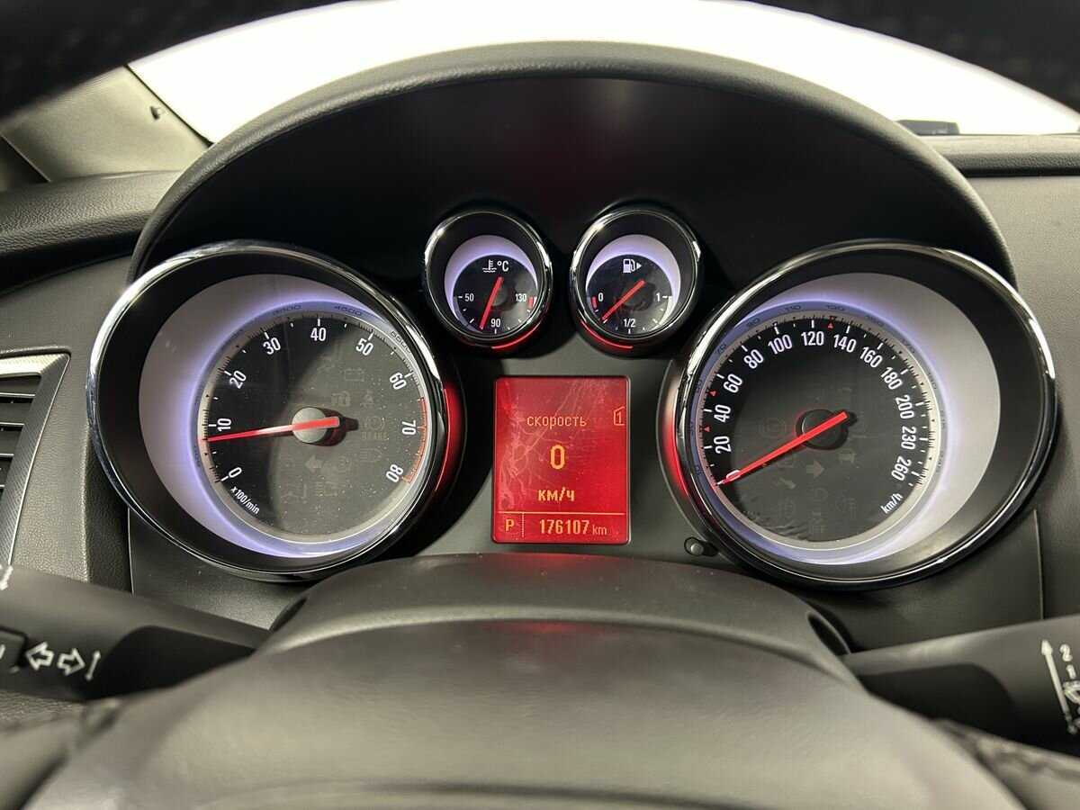 Opel Astra с пробегом — 2012 год. Фото: #10