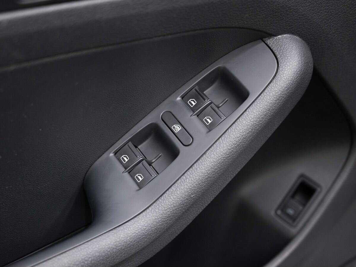 Volkswagen Jetta с пробегом — 2015 год. Фото: #14