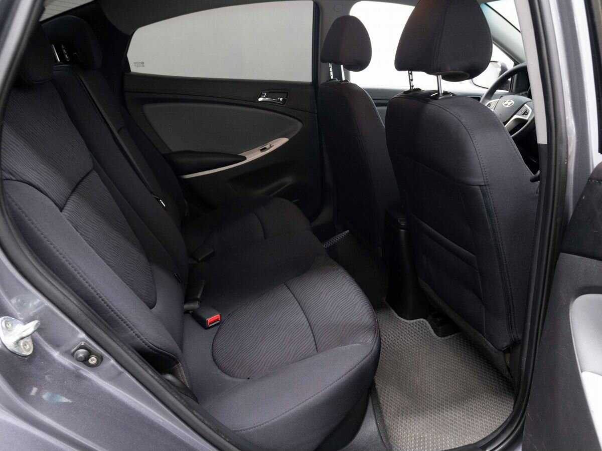 Hyundai Solaris с пробегом — 2012 год. Фото: #9