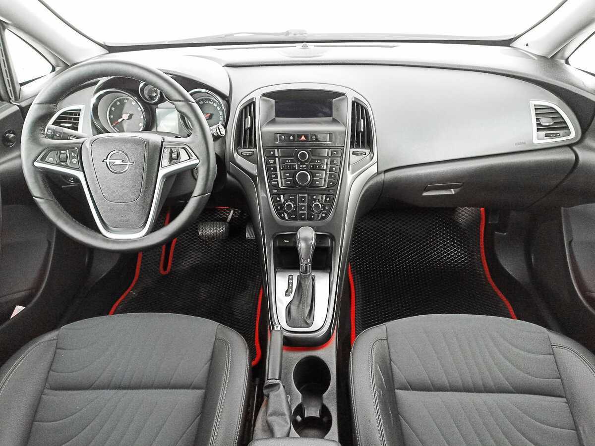 Opel Astra с пробегом — 2013 год. Фото: #11