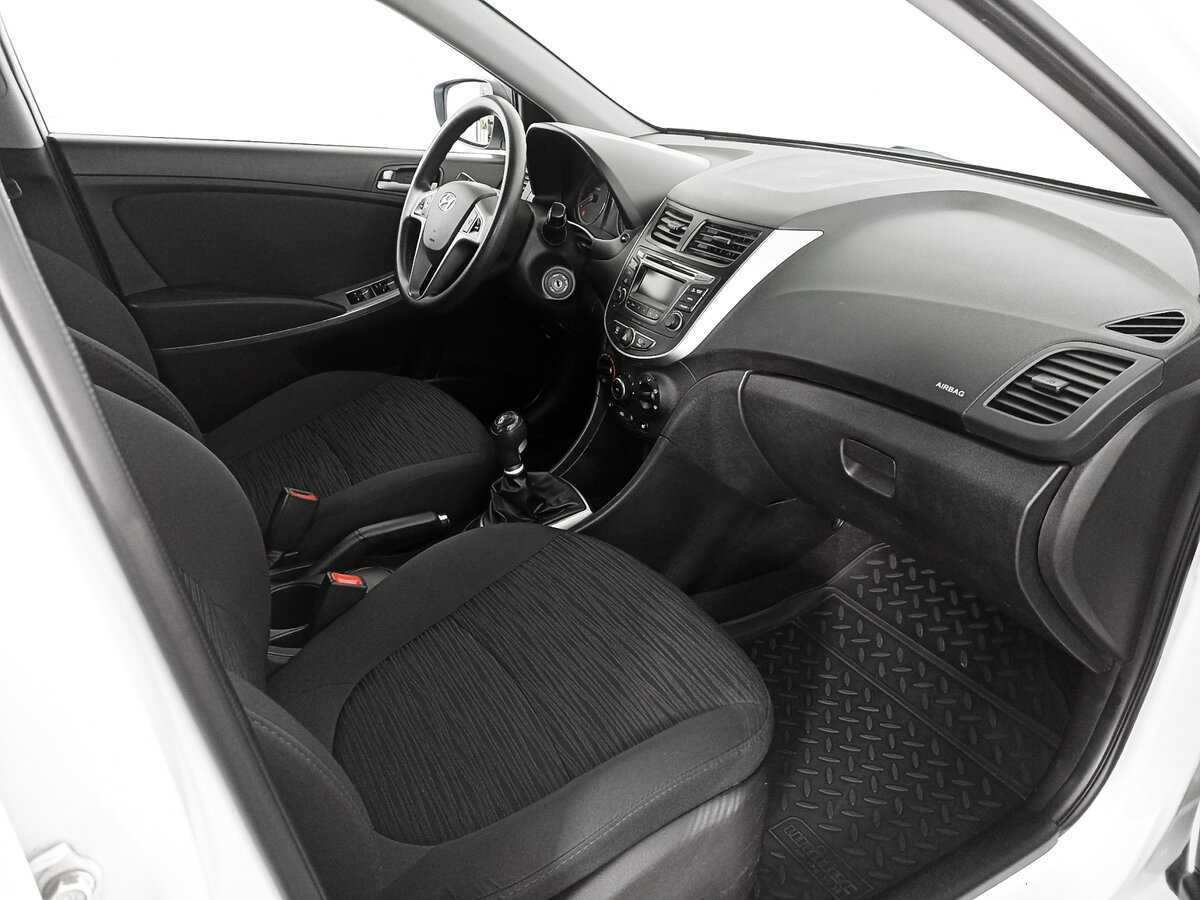 Hyundai Solaris с пробегом — 2015 год. Фото: #6