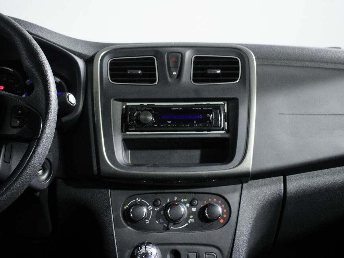 Renault Sandero с пробегом — 2017 год. Фото: #10