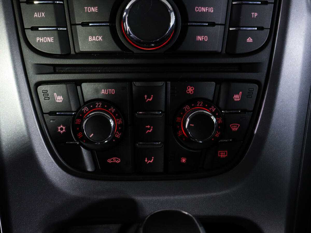 Opel Astra с пробегом — 2012 год. Фото: #16