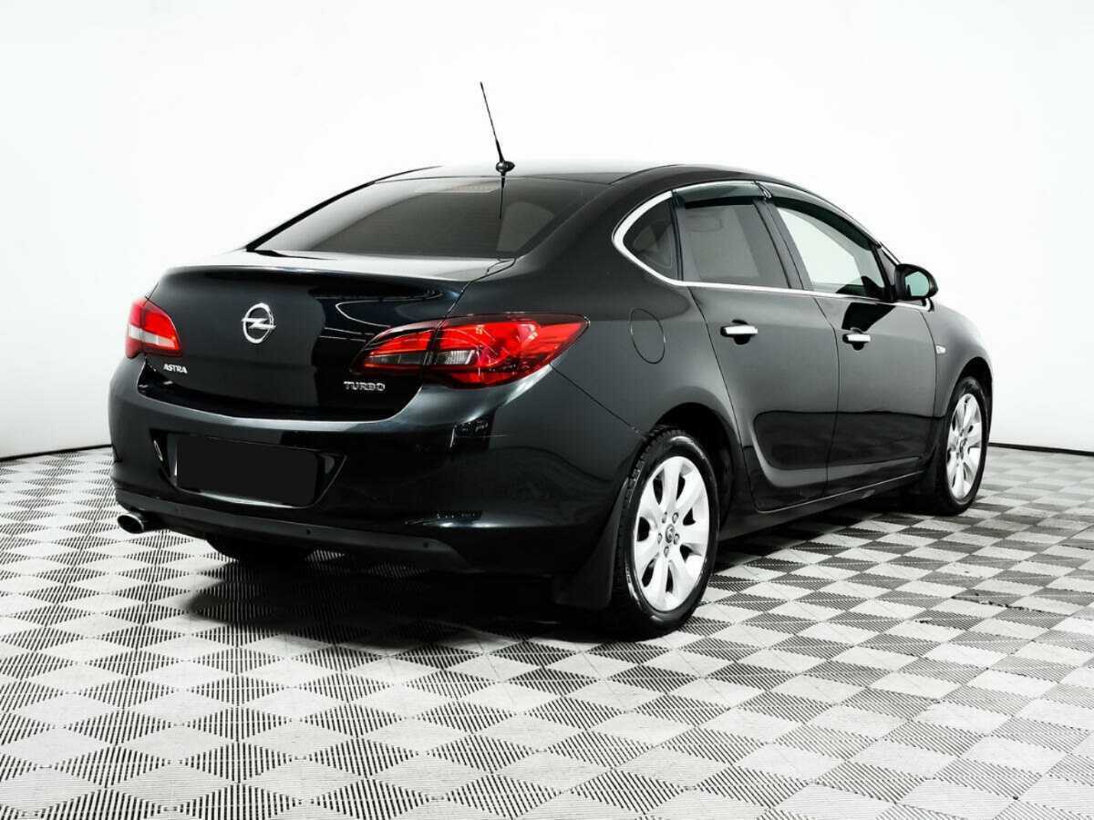 Opel Astra с пробегом — 2013 год. Фото: #4