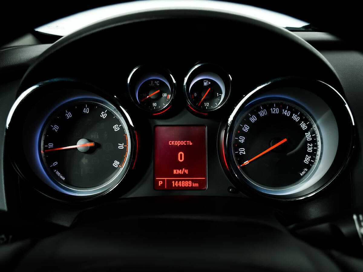 Opel Astra с пробегом — 2013 год. Фото: #9