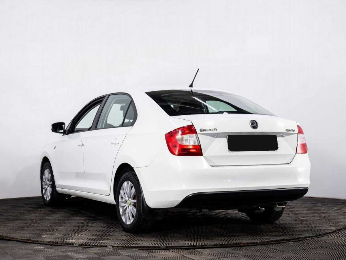 Skoda Rapid с пробегом — 2015 год. Фото: #3