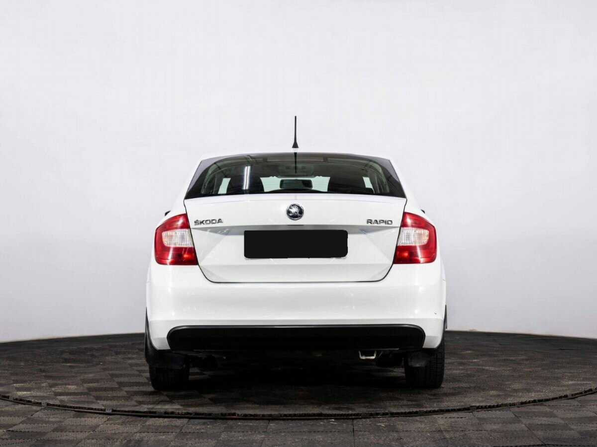 Skoda Rapid с пробегом — 2015 год. Фото: #4