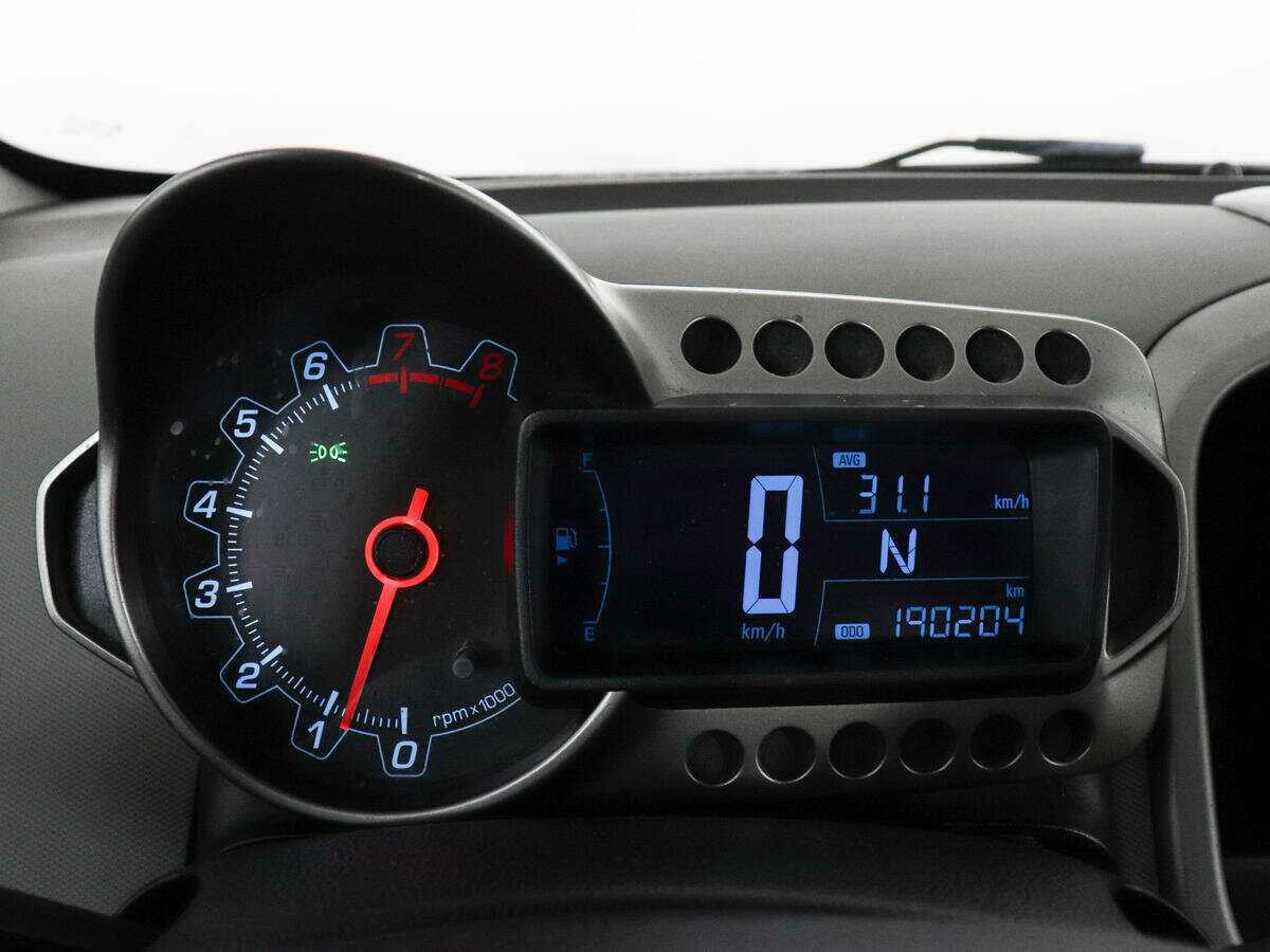 Chevrolet Aveo с пробегом — 2014 год. Фото: #6